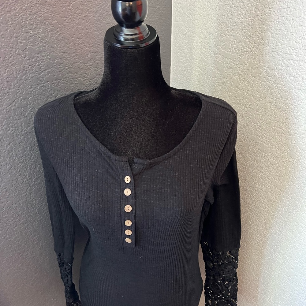 Miselon ribbed Tee with lace accent on sleeves.  Size L